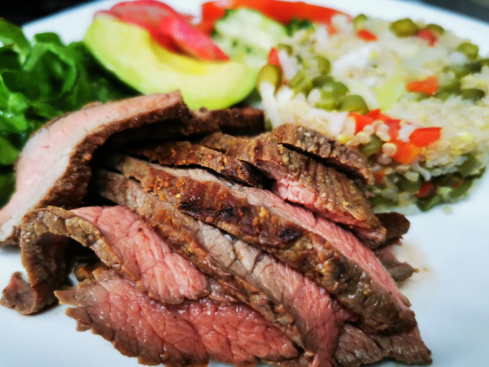 Chuletón a la plancha, quinoa con verduras y ensalada