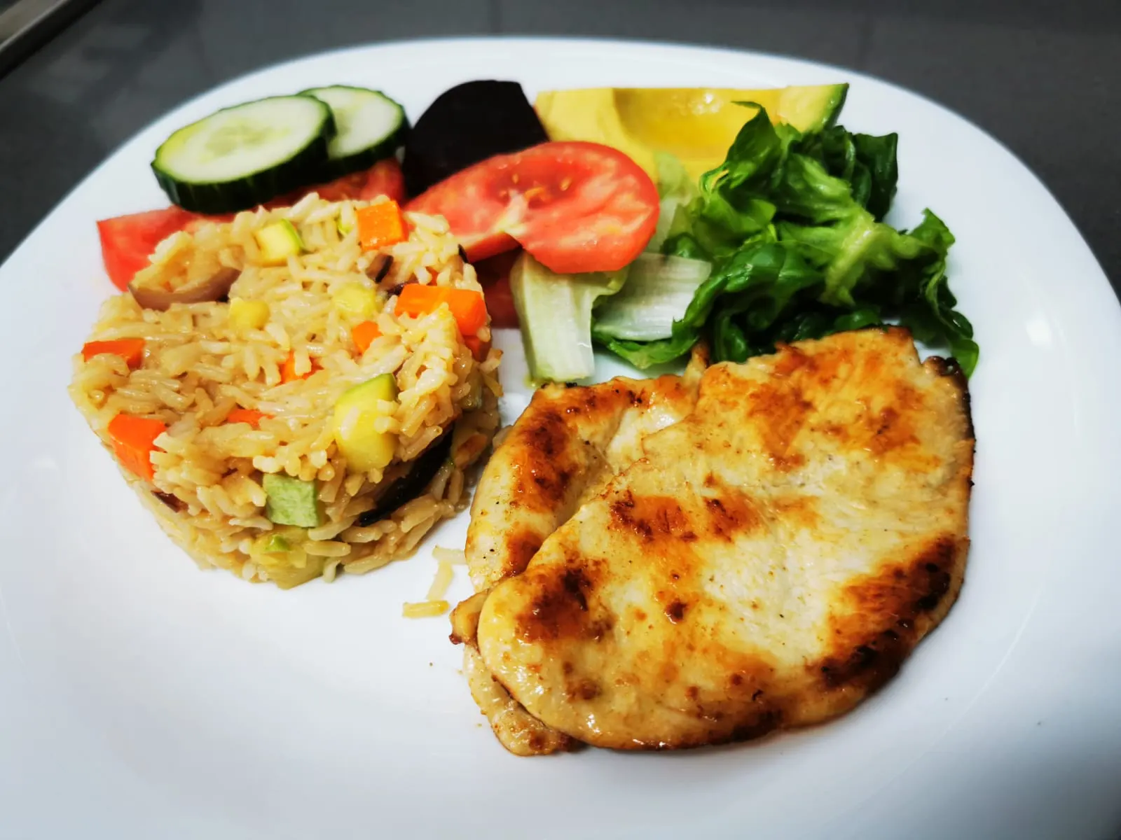 Pechuga a la plancha, arroz con verduras y ensalada