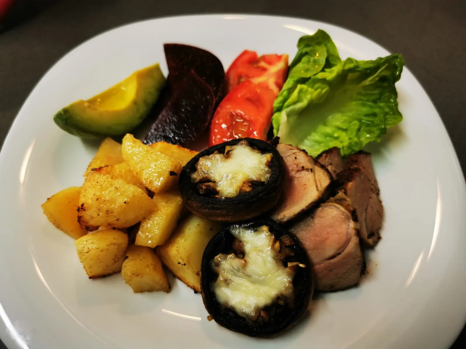 Solomillo de cerdo asado, champiñones al ajillo y papas asadas